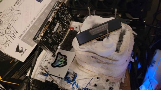 شکسته شدن رکورد جهانی اورکلاک رم DDR5 با سرعت ۱۳۱۵۳ مگاترنسفر بر ثانیه