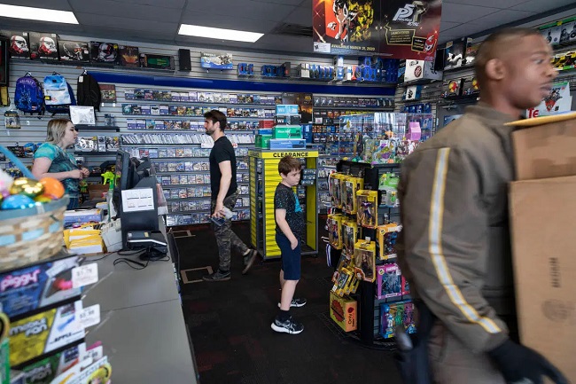13532597_web1_CV-GAMESTOP-MAR19-208.jpg