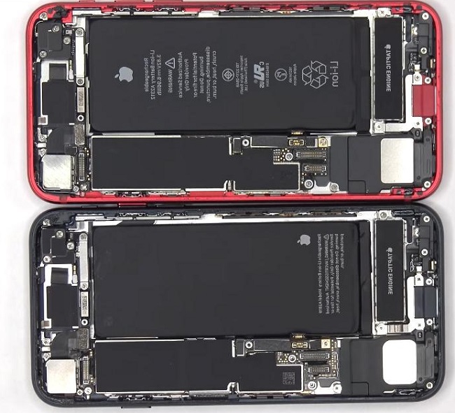 An-iPhone-SE-2022-comes-with-a-10-percent-larger-battery-than-its-predecessor.jpeg