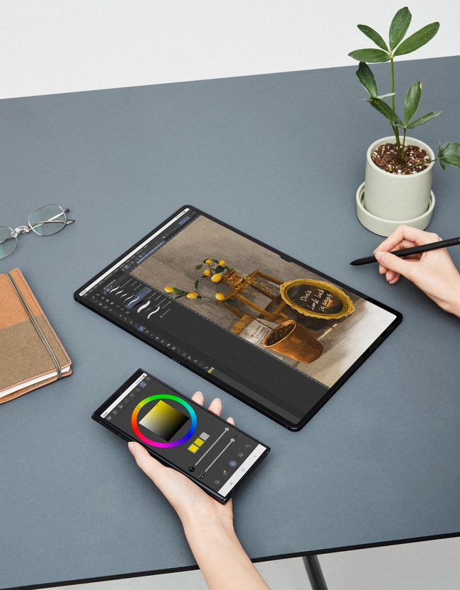 1-017_Hands-on_Tab S8 Ultra with Book Cover Keyboard_Graphite_LI.jpg