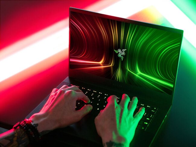 razer-blade-14-hands_2021-06.jpg