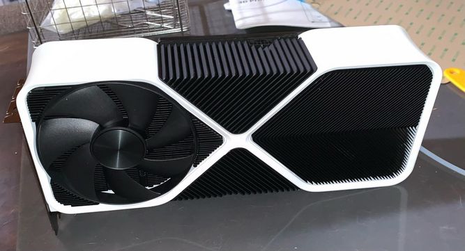 کارت گرافیک RTX 4080 سفید