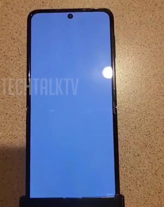 نمای جلویی گوشی تاشوی گلکسی Z Flip 4
