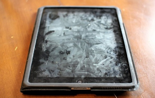 باقی ماندن اثر انگشت روی نمایشگر گوشی 