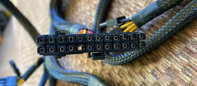 کانکتور مادربرد (۲۴ پین)