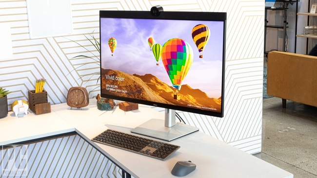 نمایی از مانیتور dell ultrasharp 32 4k