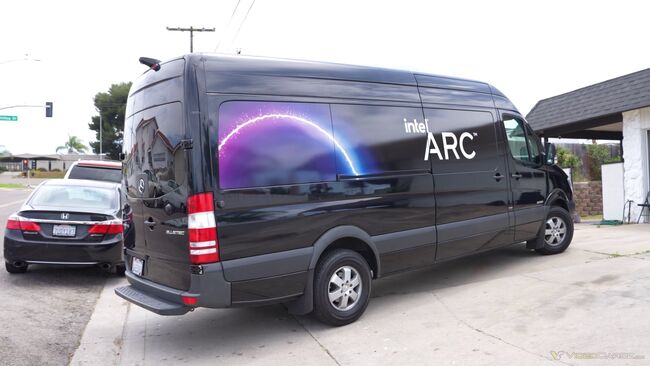 اینتل از یک ون برای رساندن کارت گرافیک Arc A770 به دست یوتیوبرها استفاده کرده است