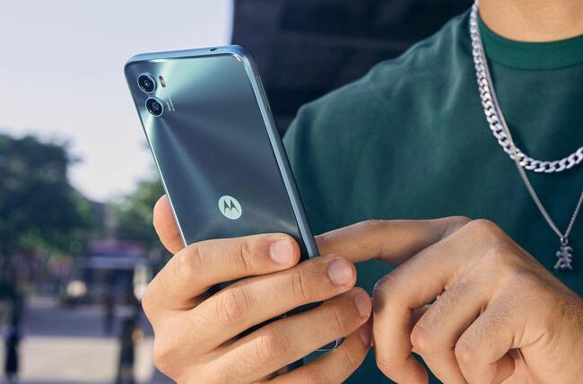 گوشی moto e22s از طراحی زیبایی برخوردار است