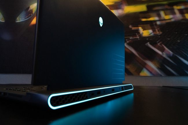 پشت لپ تاپ Alienware M15 R7