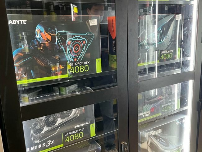 کارت گرافیک RTX 4080 در قفسه فروشگاه
