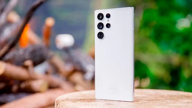 گوشی گلکسی S22 ULTRA روی میز