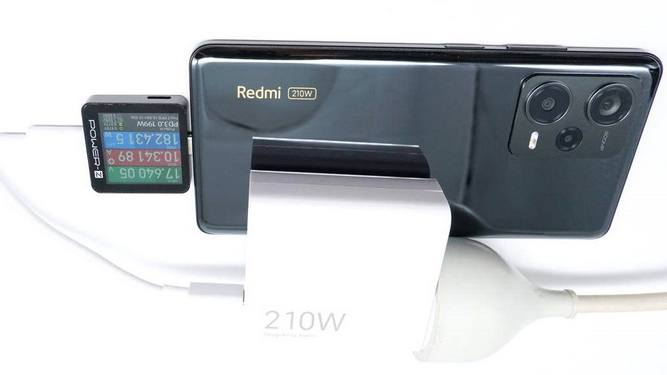 گوشی redmi Note 12 Discovery Edition در حال شارژ با شارژر 210 واتی