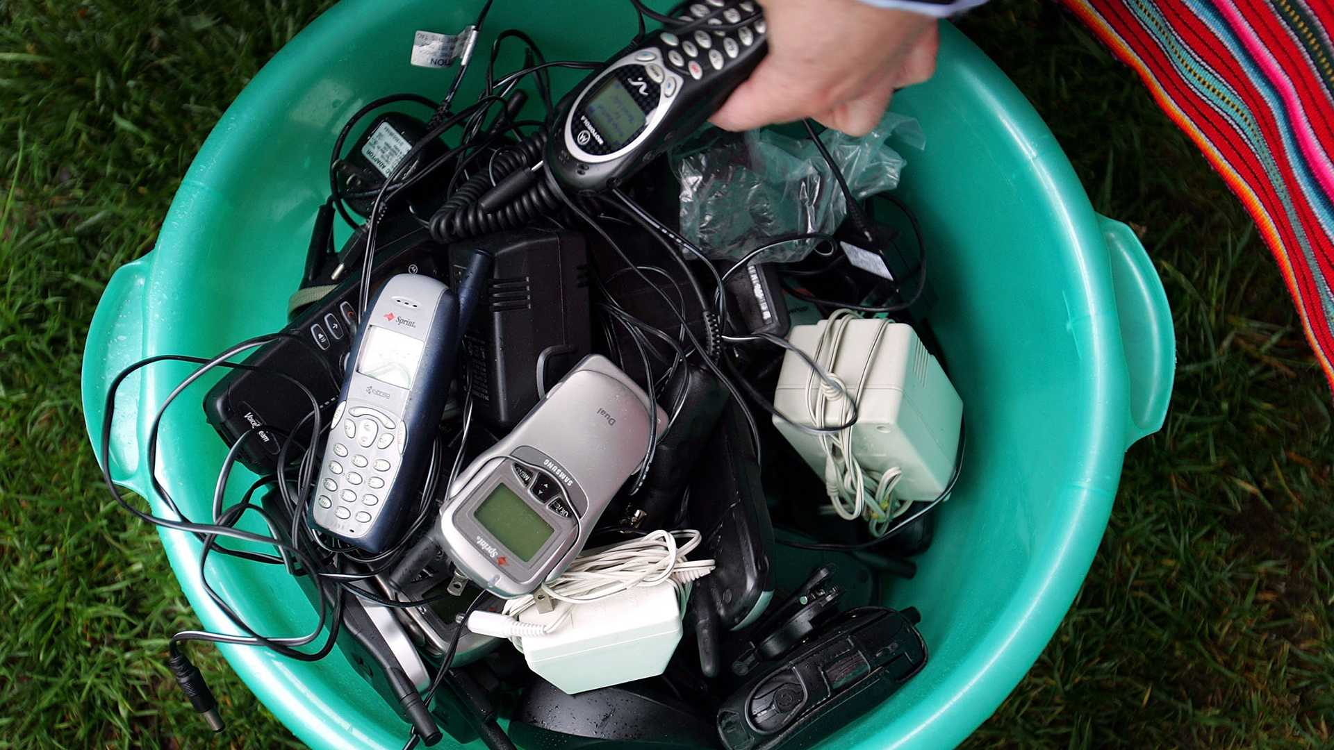 -e-waste-phone-collection-disposal  بازیافت دستگاه‌ها الکترونیکی و گوشی‌های قدیمی