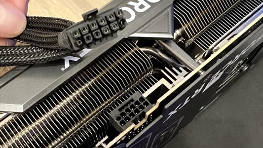 یک کابل 16 پین برای اتصال به کارت گرافیک RTX 4090