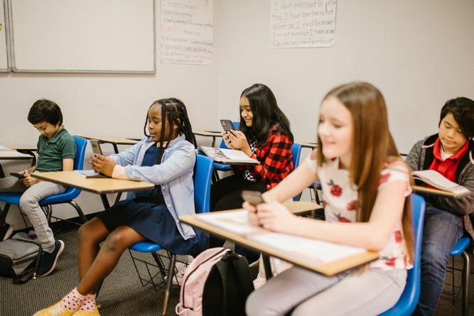 smartphone-in-schools-1.jpg