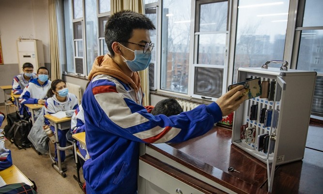 smartphone-in-schools-4.jpg