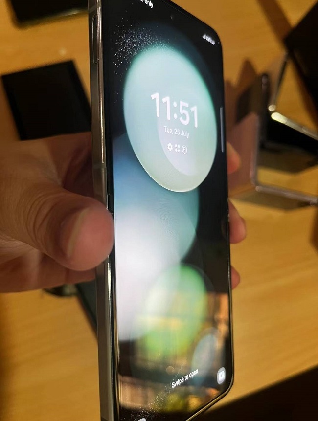 عکس  گوشی Galaxy Z Flip5
