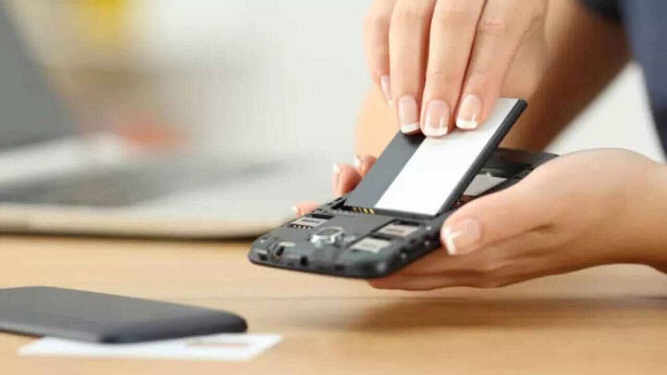 تصویب قانون تجهیز گوشی های هوشمند به باتری قابل تعویض