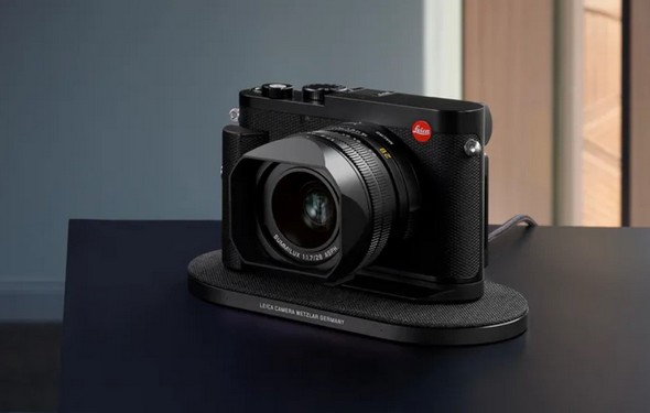 نمای جلویی دوربین Leica Q3