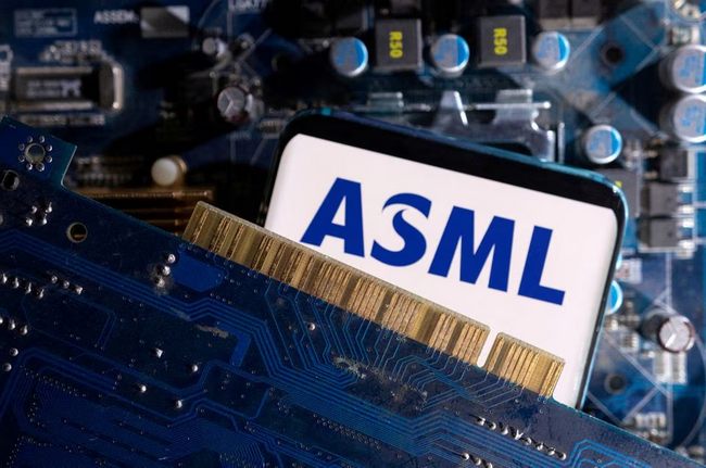 لوگوی ASML و تراشه