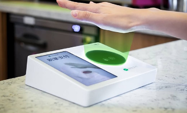سیستم پرداخت Palm Pay از کف دست به عنوان کارت بانکی استفاده می‌کند.