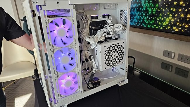 کیس کامپیوتر Corsair 6500X از برند کورسیر در نمایشگاه CES 2024