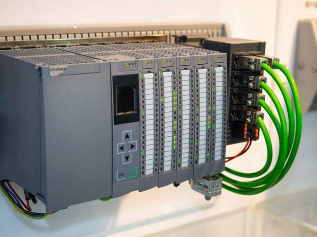 تفاوت میکروکنترلر و PLC