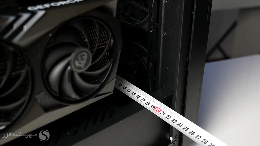 فضای بزرگ داخلی با حداکثر طول 42 سانتی‌متر در کیس Gigabyte C500