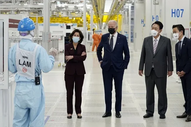 بازدید جو بایدن رئیسجمهور آمریکا از یک کارخانه تولید تراشه سامسونگ