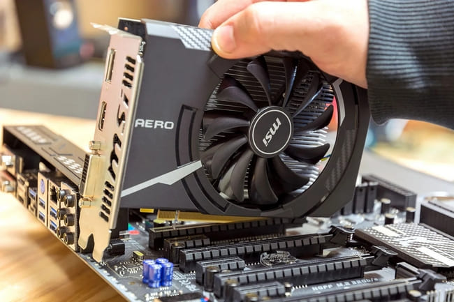 ارائه راهنمایی برای انتخاب کارت گرافیک مناسب بر اساس بودجه و نیازهای بازی