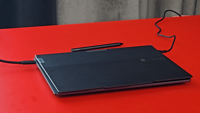 عملکرد نمایشگر چرخان لپ تاپ Auto Twist AI PC لنوو