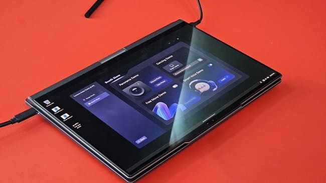 لپ تاپ Auto Twist AI PC در حالت تبلت