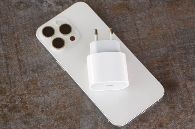 سرعت شارژ آیفون 16