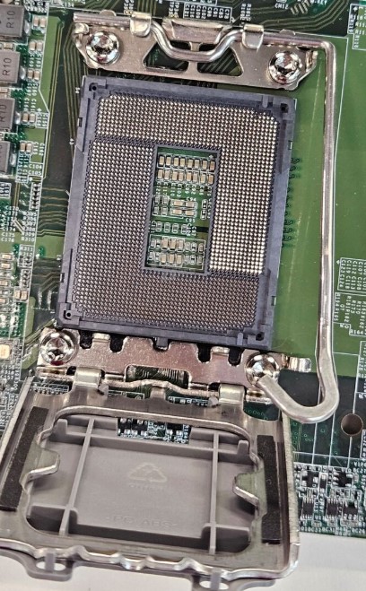 افشای تصاویر واقعی سوکت LGA-1851 اینتل