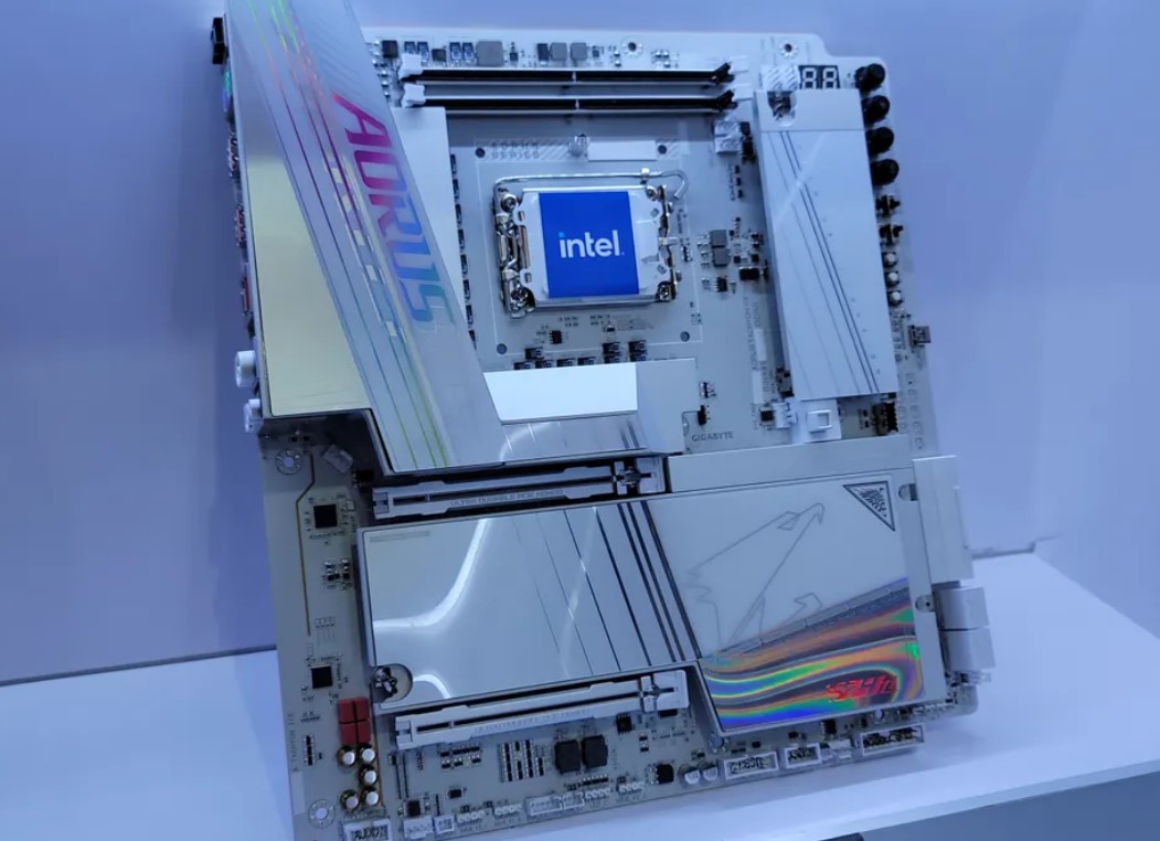ادربرد Aorus Xtreme با تم سفید