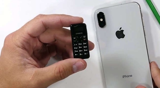 کوچکترین گوشی دنیا در کنار آیفون