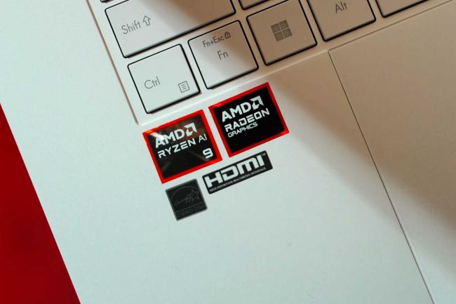 تصویر لپ تاپ مجهز به پردازندههای Ryzen AI 300 Strix