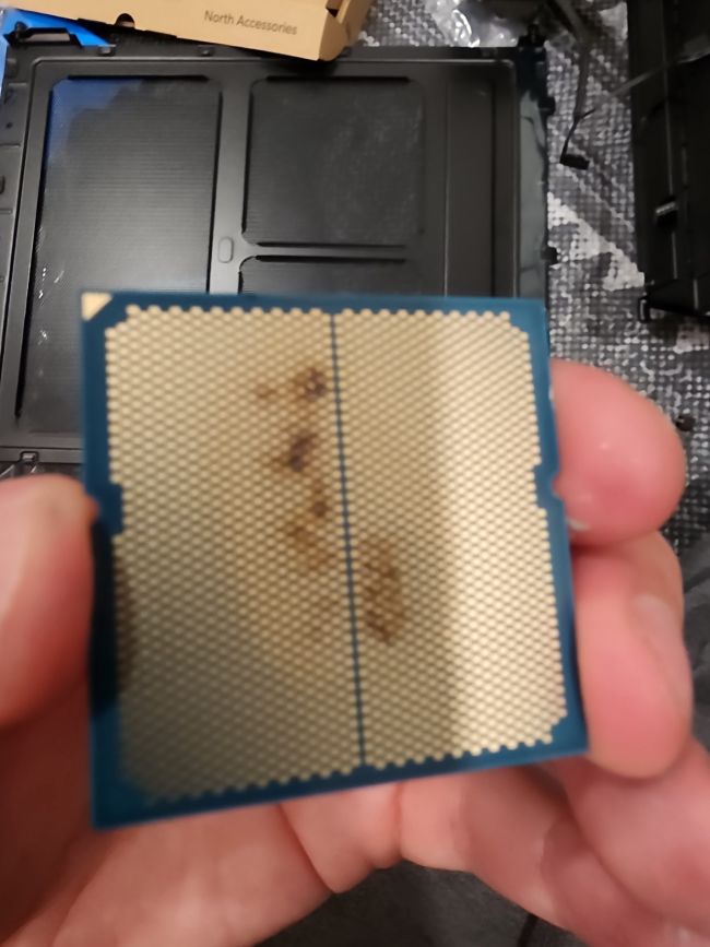آسیب دیدن کامل پردازنده Ryzen 7 9800X3D