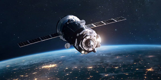 یک ماهواره فلزی معمولی در فضا