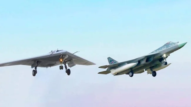 پرواز پهپاد S-70 Okhotnik-B در کنار جنگنده Sukhoi Su-57