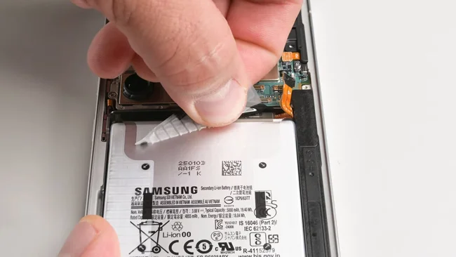 استفاده از نوارهای چسبناک برای باتری در گوشی Galaxy S25 Ultra