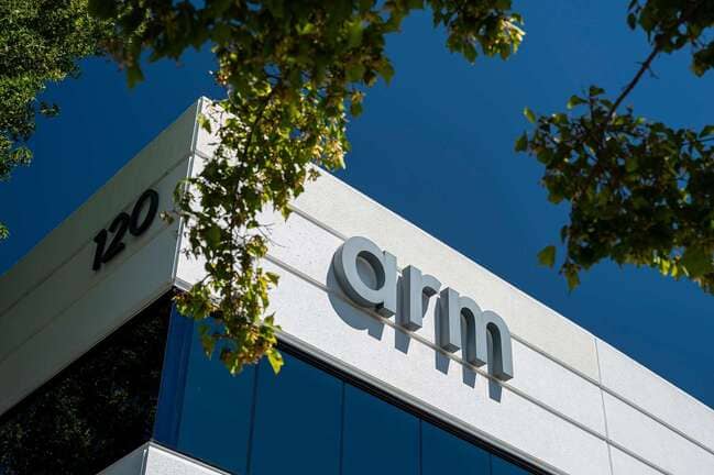 شرکتهای زیادی از معماری ARM استفاده میکنند.