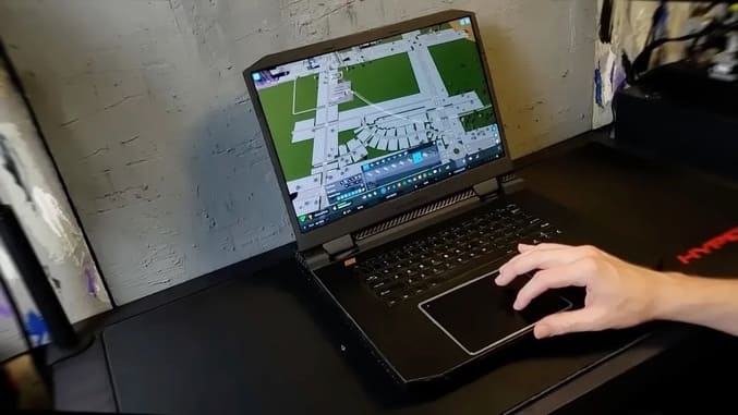 این لپتاپ با استفاده از قطعات PC ساخت شده است