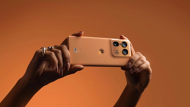 مقایسه آیفون ۱۶ پرو مکس با موتو ایکس ۵۰ اولترا