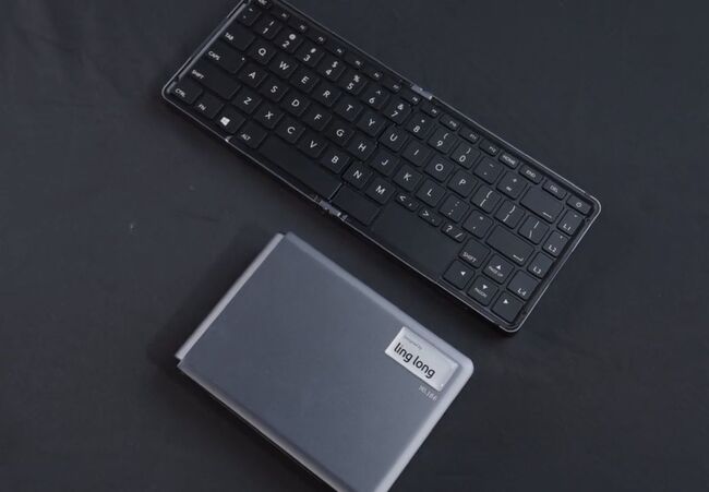 Lunar PC 2 in 1 را می‌توانید به راحتی در کیفتان جا دهید