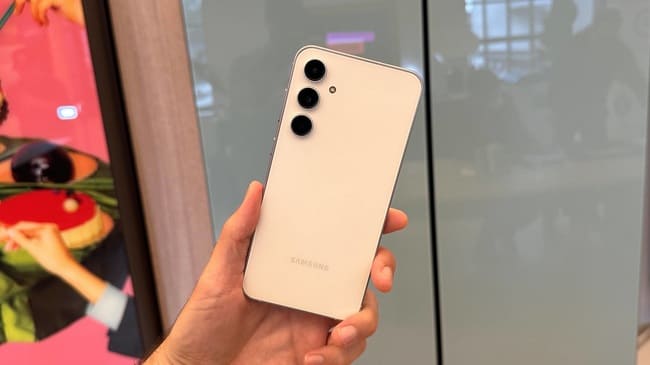 دوربین سه‌گانه گلکسی اس ۲۳ اف ای