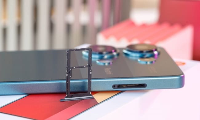 خشاب سیم کارت و کارت حافظه در کنار Note 13 Pro 4G