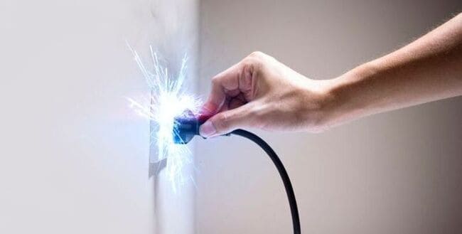 چگونه از بروز جرقه و اسپارک موقع اتصال شارژر به پریز جلوگیری کنیم؟