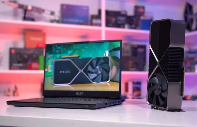 کارت گرافیک RTX 4090 در کنار لپ تاپ مجهز به RTX 4090 Laptop