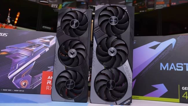 کارت گرافیک ۲۴ گیگی RTX 4090 در کنار کارت گرافیک ۲۴ گیگی 7900XTX